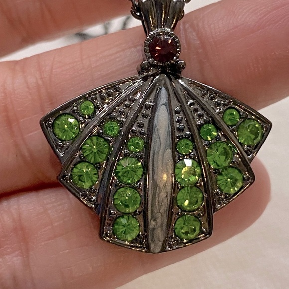Gum Metal with Green Crystal Rhinestones Pendant Necklace 9” - Picture 1 of 7